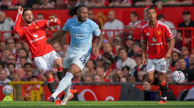 Phil Foden Diusir dalam Derbi Manchester, Roy Keane Bilang Justru Bruno Fernandes yang Bertindak Kasar