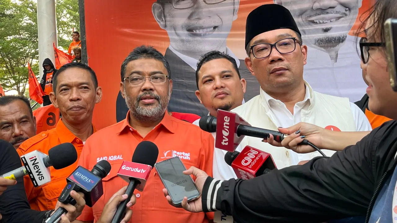 Presiden Konfederasi Serikat Pekerja Indonesia (KSPI) Said Iqbal bersama calon gubernur Jakarta Ridwan Kamil