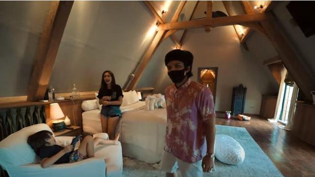 7 Potret Rumah Jessica Iskandar di Bali, Kamar Tidurnya ...