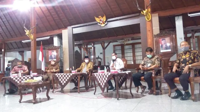 Konferensi pers temuan cabai rawit yang disuga diwarnai dengan cat merah di Pendapa Sipanji Banyumas, Rabu (30/12/2020). (Foto: Liputan6.com/Rudal Afgani Dirgantara)