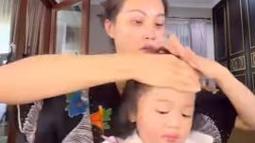 Thania tengah bersiap memoleskan pipinya, ia pun mengulas blush on tersebut dengan kuas. (Foto: Instagram/@sarwendah29)