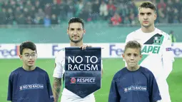 Winger US Sassoulo, Matteo Politano, memberikan dukungan kampanye anti rasis pada pembukaan laga ketiga Liga Europa Grup F melawan Rapid Vienna. (Bola.com/Reza Khomaini)