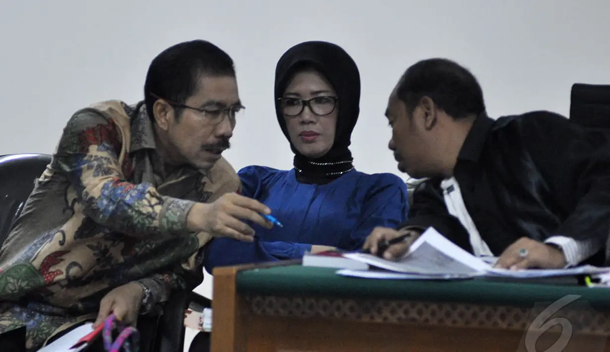 Pasangan terdakwa Walikota Palembang nonaktif Romi Herton dan istrinya Masyitoh saat berdiskusi dengan tim kuasa hukumnya di Pengadilan Tipikor, Jakarta, Kamis (8/1/2015). (Liputan6.com/Miftahul Hayat)