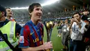 <p>Penyerang Barcelona, Lionel Messi memegang trofi Piala Dunia Klub FIFA 2009 saat ia merayakan kemenangan di Zayed Sports City Stadium di Abu Dhabi pada 19 Desember 2009. Barcelona mengalahkan Estudiantes de La Plata dari Argentina 2-1. (AFP PHOTO /MARWAN NAAMANI)</p>