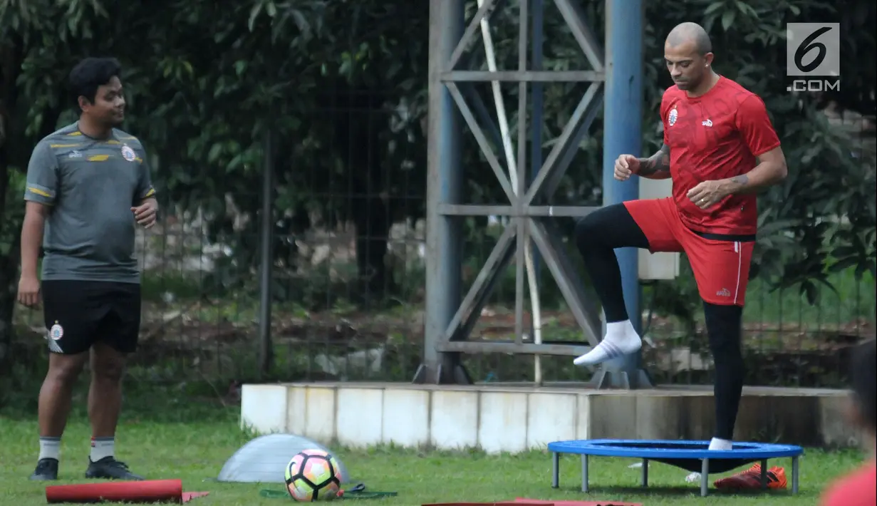 Pemain Persija, Ivan Carlos (kanan) berlatih terpisah di Lapangan Sutasoma, Halim Perdanakusuma, Jakarta, Selasa (20/3). Latihan ini persiapan menghadapi Bhayangkara FC di laga pembuka Liga 1 Indonesia 2018. (Liputan6.com/Helmi Fithriansyah)