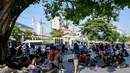 Para WNI ini datang dari berbagai wilayah di Kamboja selama periode 16-20 Januari 2026. Tampak dalam foto, orang-orang berkumpul di depan Kedutaan Besar Republik Indonesia (KBRI) di Phnom Penh, Kamboja, pada Rabu 21 Januari 2026. (TANG CHHIN Sothy/AFP)