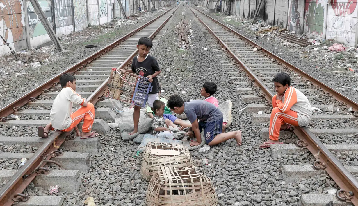 Anak-anak bermain di sekitar rel kereta api di kawasan Pademangan, Jakarta, Kamis (8/11). Kurangnya lahan bermain menyebabkan anak-anak tersebut bermain di tempat yang tidak semestinya dan membahayakan keselamatan. (Liputan6.com/Immanuel Antonius)