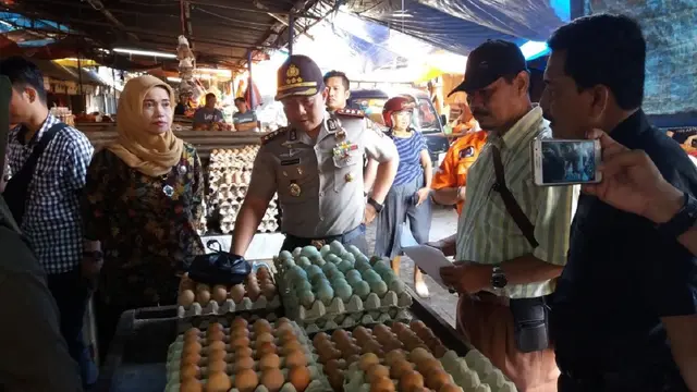 Polisi sedang memantau harga kebutuhan pokok jelang Natal dan Tahun Baru di Pasar Terong Makassar (Liputan6.com/ Eka Hakim)