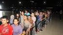 Warga mengantre tiket masuk menuju puncak Monumen Nasional, Jakarta (5/4). Harga tiket ke puncak Monas Rp 10 ribu untuk dewasa sedangkan anak-anak Rp 2 ribu. (Liputan6.com/Gempur M Surya)