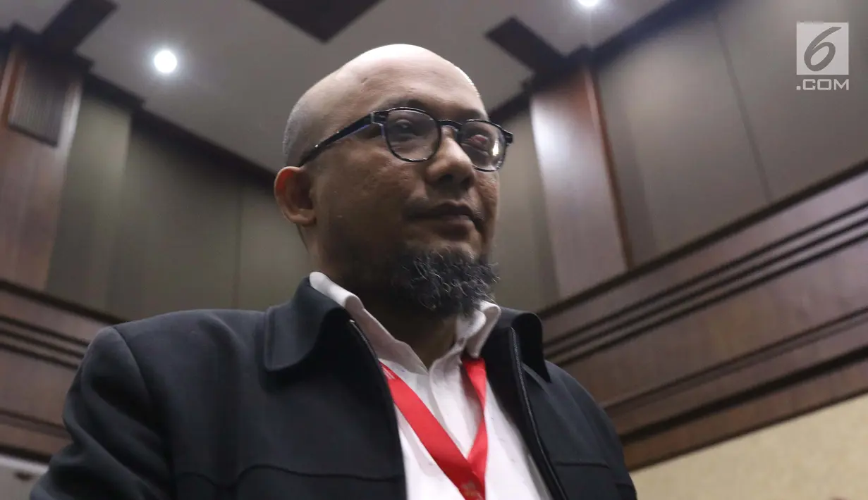 Penyidik KPK, Novel Baswedan saat jeda jelang menjadi saksi pada sidang dugaan menghalangi proses penyidikan terhadap Eddy Sindoro dengan terdakwa, Lucas di Pengadilan Tipikor, Jakarta, Kamis (10/1). (Liputan6.com/Helmi Fithriansyah)