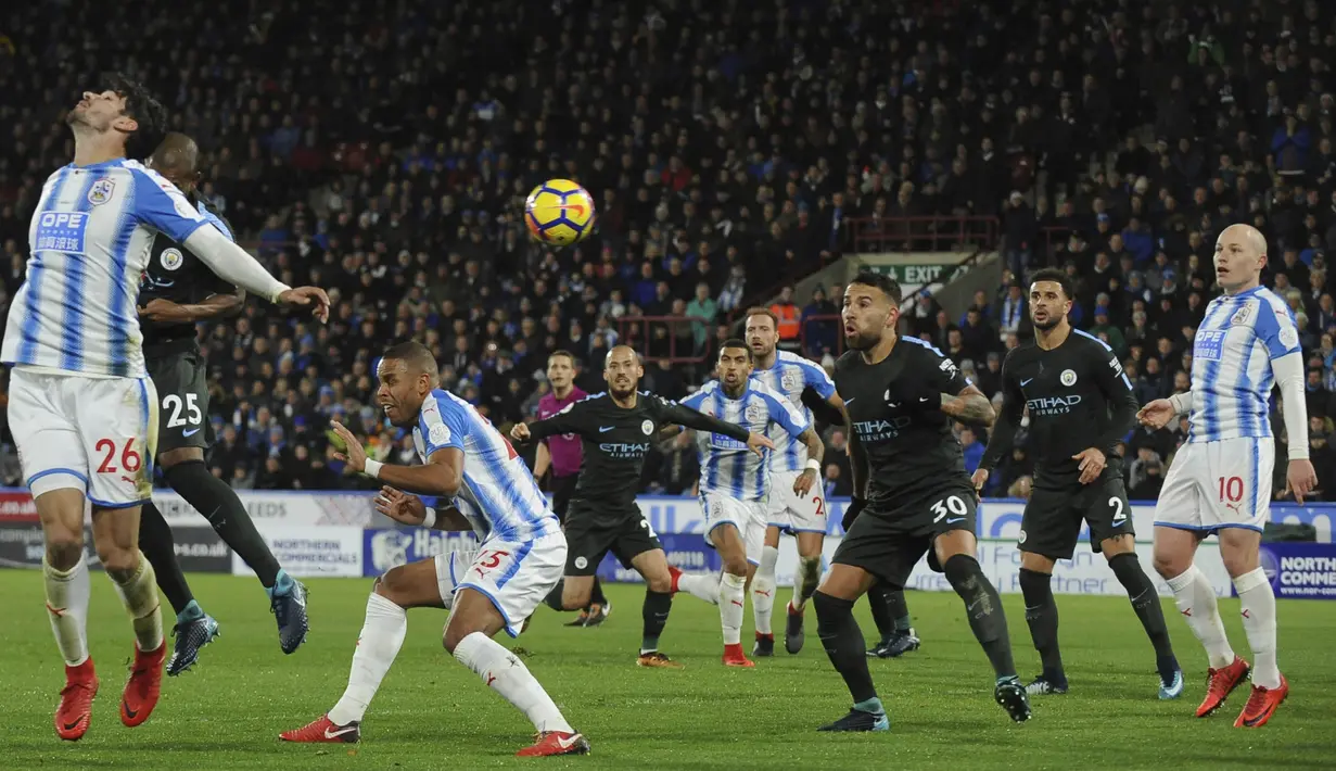 Proses terjadinya gol yang dicetak bek Huddersfield, Christopher Schindler, ke gawang Manchester City pada laga Premier League di Stadion John Smith, Huddersfield, Minggu (26/11/2017). Huddersfield kalah 1-2 dari City. (AP/Rui Viera)