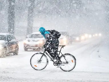 Pengendara sepeda berjuang melewati salju tebal di Aalborg, Denmark, Selasa (27/2). Cuaca dingin di Siberia yang dijuluki "The Beast from the East" membuat suhu di sebagian Eropa menurun. (AFP PHOTO/Scanpix DAN Ritzau SCANPIX/Henning Bagger/Denmark OUT)