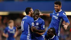 Gelandang N'Golo Kante (kedua kiri) melakukan selebrasi bersama rekan-rekannya usai mencetak gol kegawang Manchester United di Liga Inggris di Stadion Stamford Bridge, London, (23/10). Chelsea menang atas MU dengan skor akhir 4-0. (Reuters/ John Sibley)