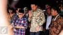 Basuki Tjahaja Purnama (Ahok) melambaikan tangan ke arah awak media saat akan meninggalkan Gedung Kejagung, Jakarta, Kamis (1/12). Ahok keluar dari Gedung Kejagung ditemani kuasa hukum serta tim pemenangan Ahok-Djarot. (Liputan6.com/Gempur M Surya)
