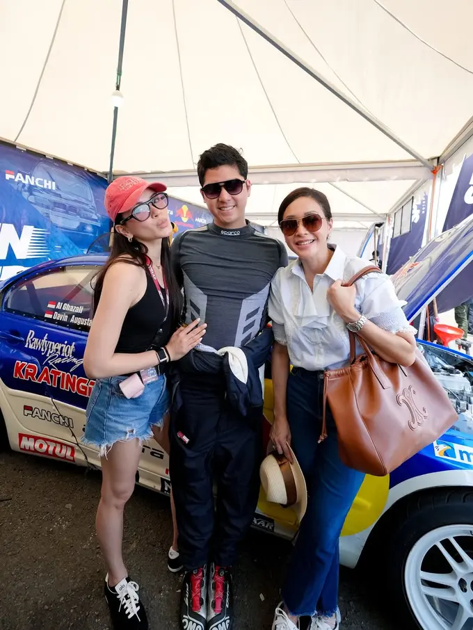 Gaya Serasi Alyssa Daguise dan Sang Mertua Maia Estianty Pakai Denim, Kompak Dukung Al Ghazali di Arena Balap