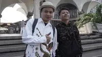 Satria dan Alvian, dua warga Indonesia yang datang ke Bangkok untuk mendukung Timnas Indonesia sekaligus berlibur. (Bola.com/Benediktus Gerendo Pradigdo)
