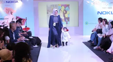 Seorang ibu bersama anaknya berjalan di atas catwalk dalam fashion show Fabalous Mom and Kids 2018 di Fimela Fuchsia Market 2018 di Kota Kasablanka, Jakarta (27/5). (Liputan6.com/Faizal Fanani)