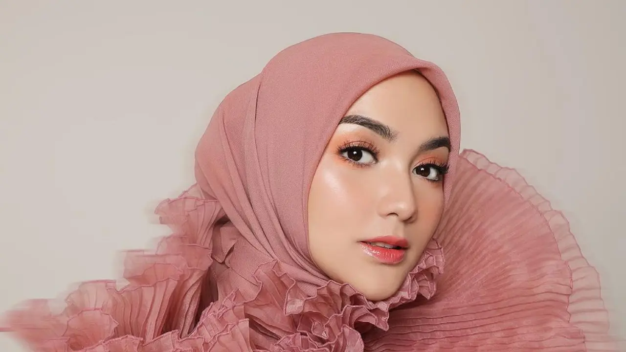 Gaya Citra Kirana Pakai Outfit Serba Merah Muda, Kian Menawan