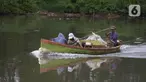 Nelayan pulang dari mencari ikan di Pesisir Pantai Jakarta, Muara Angke, Selasa (24/11/2020). BMKG memperkirakan cuaca ekstrem akan terjadi dalam sepekan ini, yang berimbas kepada nelayan untuk memilih pulang lebih awal dengan hasil tangkapan ikan yang tidak maksimal. (merdeka.com/Imam Buhori)