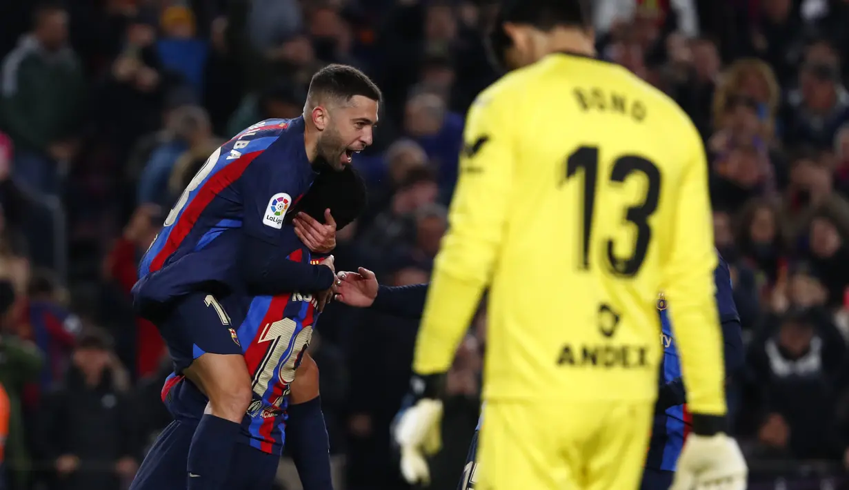 Bek Barcelona Jordi Alba merayakan dengan rekan satu tim setelah mencetak gol pembuka timnya ke gawang Sevilla pada jornada ke-20 La Liga 2022/2023 di Camp Nou, Senin (6/2/2023) dini hari.  Skuad Xavi membungkus tiga poin penting dalam persaingan juara Liga Spanyol. (AP Photo/Joan Monfort)