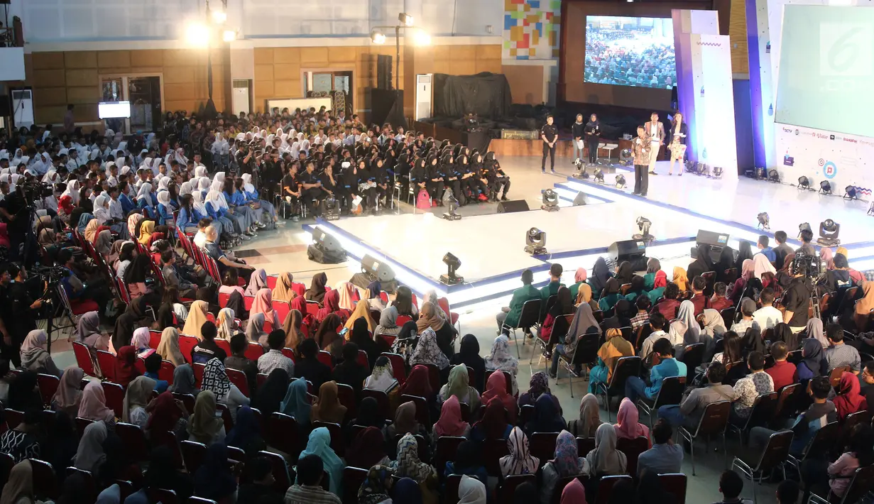 Pembicara berbagi pengalaman kepada peserta Emtek Goes To Campus (EGTC) 2018 di Universitas Negeri Semarang, Rabu (18/7). Acara yang tidak dipungut biaya ini juga dimeriahkan para pemeran Buffalo Boys seperti Pevita Pearce. (Liputan6.com/Herman Zakharia)