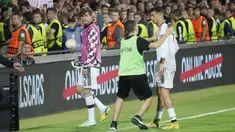 Ada momen tak biasa saat Manchester United meraih kemenangan saat berjumpa Sheriff Tiraspol pada matchday kedua Liga Europa 2022/2023. Cristiano Ronaldo tertangkap kamera menolak ajakan berfoto dari seorang fans. (AP/Sergei Grits)