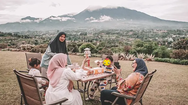 6 Momen Kebersamaan Zaskia dan Shireen Sungkar saat Liburan di Puncak, Nikmati Alam