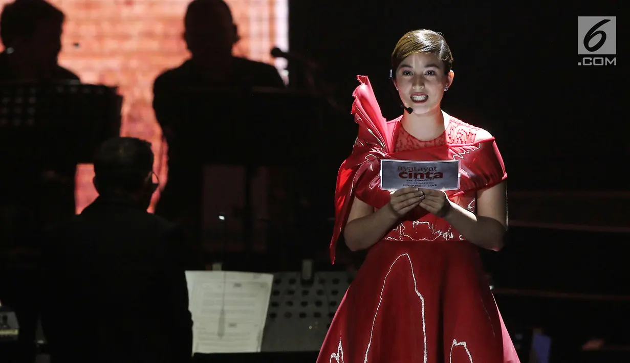 Aktris Chelsea Islan membaca puisi pada konser Colours of Love, Jakarta, Rabu (20/12). Konser yang digagas MD Live Production itu digelar menyambut dirilisnya film Ayat-ayat Cinta 2 yang mulai tayang Kamis 21 Desember 2017. (Liputan6.com./Herman Zakharia)