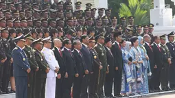 Presiden Jokowi didampingi Panglima TNI Jenderal Gatot Nurmantyo dan Kapolri Jenderal Tito Karnavian, serta kepala staf angkatan mengikuti upacara Prasetya Perwira Remaja (Praspa) 2017 di Istana Merdeka, Selasa (25/7). (Liputan6.com/Angga Yuniar)