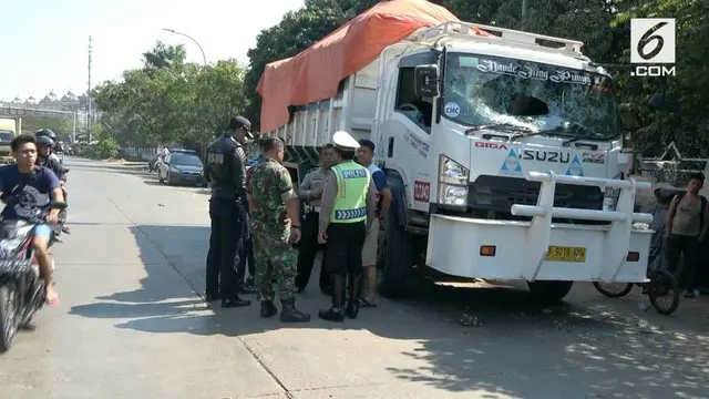 Sebabkan kecelakaan dan membuat pengendara motor tewas, sebuah truk pengangkut tanah diserang warga dengan lemparan batu.