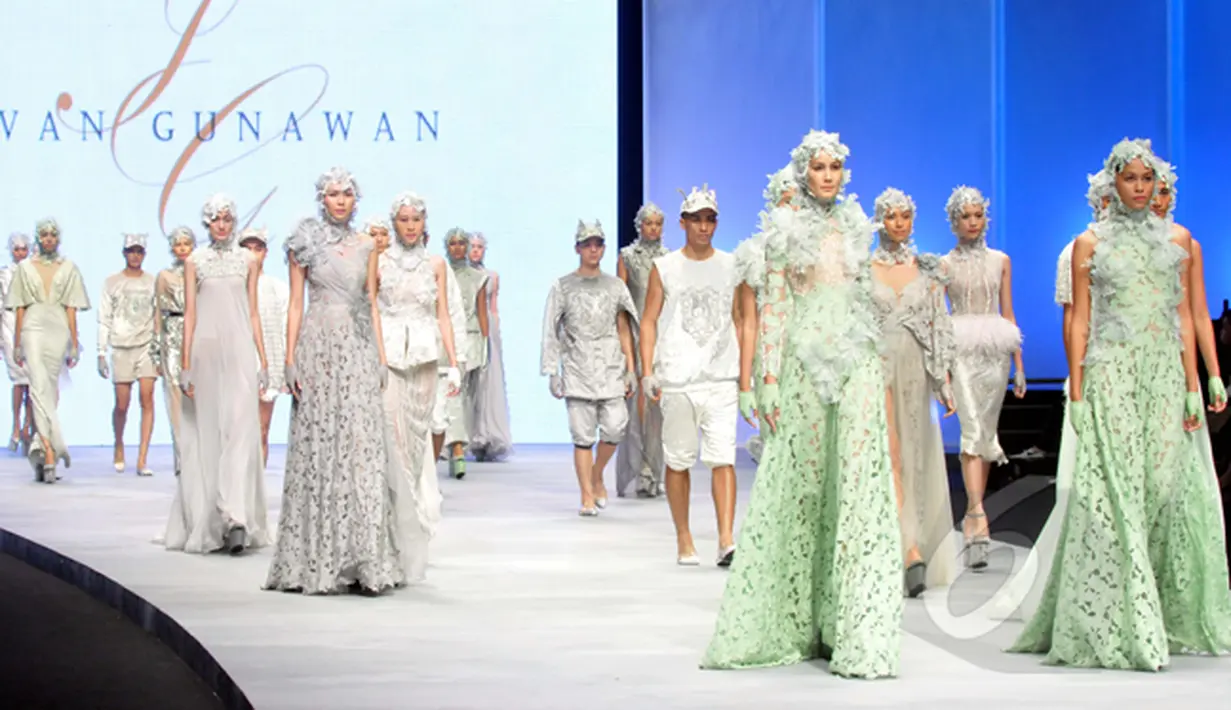 Sejumlah model memperagakan busana rancangan Ivan Gunawan yang bertema "Thalassa" pada ajang Indonesia Fashion Week 2015 di JCC Senayan, Jakarta, Kamis (26/2). (Liputan6.com/Panji Diksana)