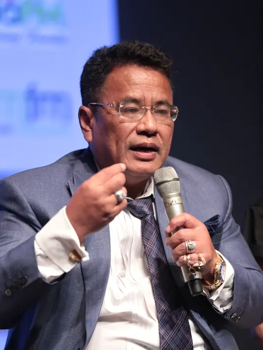 "Ada kok sama istri. Istri saya notaris anak saya tiga tiganya lulusan dari Inggris, mereka ga tipe seperti itu, saya upload kalau lagi ada hal penting misal kalau ada acara adat saya bawa istri kalau acara kantor saya bawa asisten sendiri," ujar Hotman