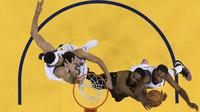 Aksi pemain Cavaliers, Tristan Thompson (2kiri) mencoba mencetak poin saat diadang para pemain Warriors pada gim pertama final NBA basketball di Oakland, California, (31/5/2018). Warriors menang 124-114. (Kyle Terada/Pool Photo via AP)