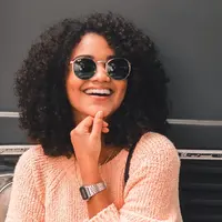 Panduan memilih kacamata hitam sesuai bentuk wajah. (Foto: unsplash.com)