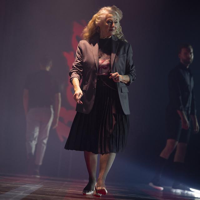 Membuka fashion show dengan model manula