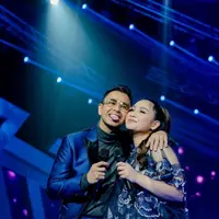 Duet bersama, Nagita Slavina tampil serasi dengan Raffi Ahmad dalam balutan outfit nuansa biru Navy. [@raffinagita1717/wanda_haraa].