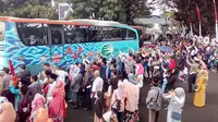 Isak Tangis Warnai Keberangkatan Calon Jemaah Haji di Garut