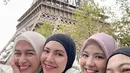 Momen saat keempatnya liburan bersama di Paris ini pun mendapat perhatian dari netizen. Bahkan, kekompakkan keempatnya disebut bak saudara. (Liputan6.com/IG/@ninazatulini22)