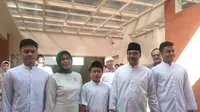 Gus Ipul bersama keluarga memberikan hak suaranya di TPS 3 Kelurahan Gayungan Surabaya. (Liputan6.com/Dian Kurniawan)
