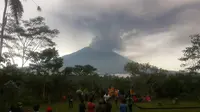 BNPB Imbau Warga Rajin Bersihkan Debu Gunung Agung dari Genting