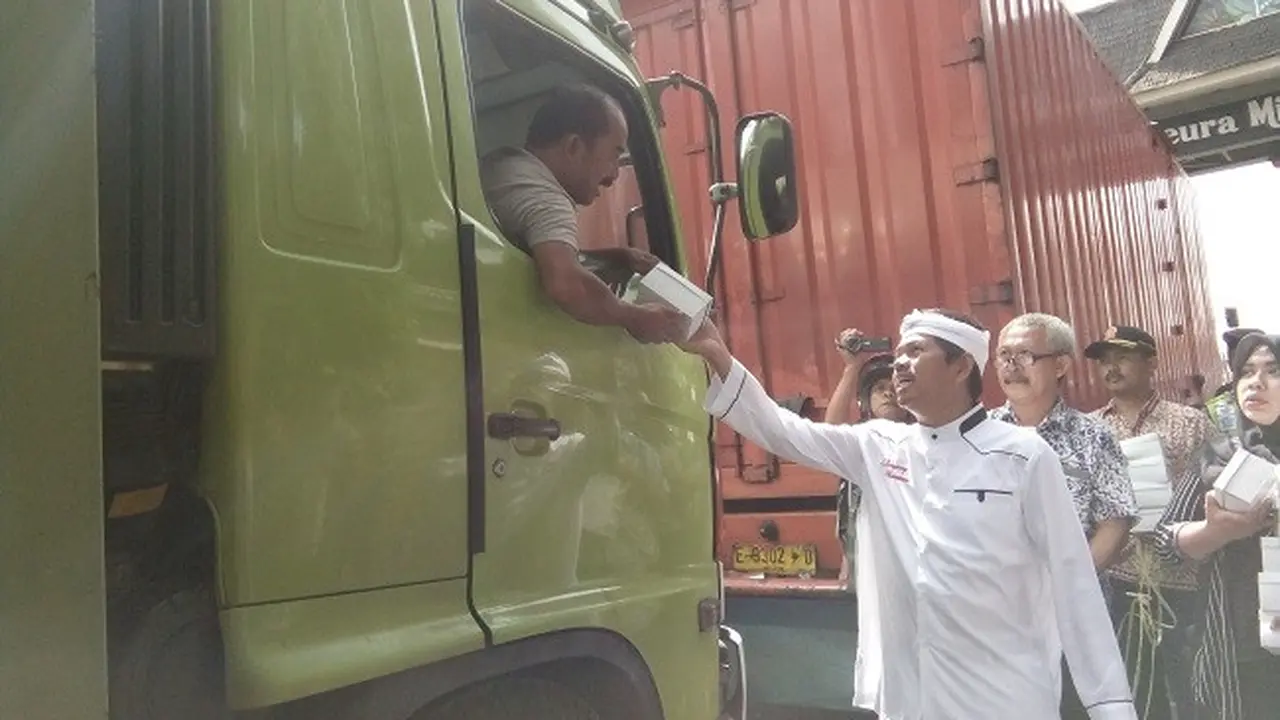 Alihkan Stres Korban Macet, Bupati Purwakarta Bagi-Bagi Makanan