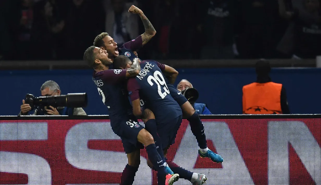 Penyerang PSG, Neymar Jr melakukan selebrasi bersama rekan-rekanya usai mencetak gol ke gawang Bayern Munchen pada grup B Liga Champions di stadion Parc des Princes di Paris, Prancis (27/9). PSG menang telak 3-0 atas Munchen. (AFP Photo/Franck Fife)