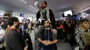 Pengunjuk rasa berorasi di Bandara Internasional San Francisco, Sabtu (28/1). Mereka berunjuk rasa memprotes kebijakan Presiden AS, Donald Trump yang melarang warga dari 7 negara muslim masuk Amerika Serikat. (AP Photo/Marcio Jose Sanchez)