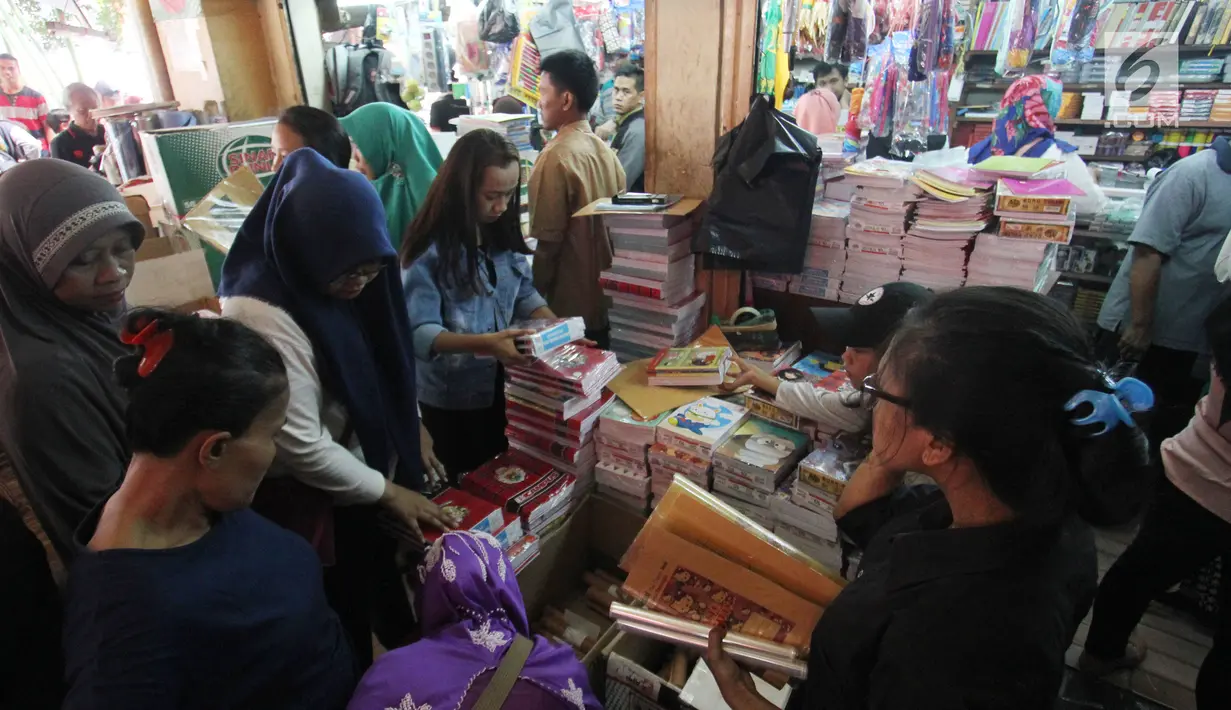 Sejumlah warga membeli perlengkapan sekolah di Pasar Kebayoran Lama, Jakarta, Rabu  (5/7). Menjelang tahun ajaran baru permintaan perlengkapan sekolah meningkat. (Liputan6.com/Angga Yuniar)