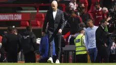 Pelatih Manchester United, Erik ten Hag berjalan di lapangan usai pertandingan melawan Brighton & Hove Albion pada pekan pembuka Liga Inggris 2022/2023 di stadion Old Trafford di Manchester, Inggris, Minggu (7/8/2022). Manchester United kalah dari Brighton 1-2. (AP Photo/Dave Thompson)