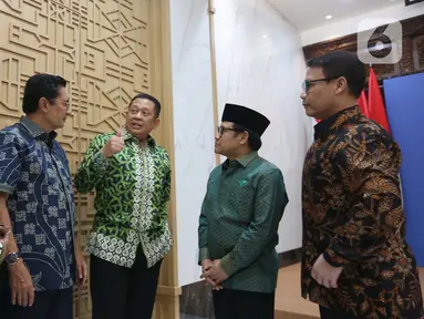 Ketua Majelis Permusyawaratan Rakyat (MPR) Republik Indonesia, Bambang Soesatyo (tengah) bersama pimpinan MPR lainnya bertemu dengan Ketua Umum Partai Kebangkitan Bangsa (PKB) Muhaimin Iskandar di kantor DPP PKB, Jakarta, Sabtu (8/6/2024). (Liputan6.com/Angga Yuniar)