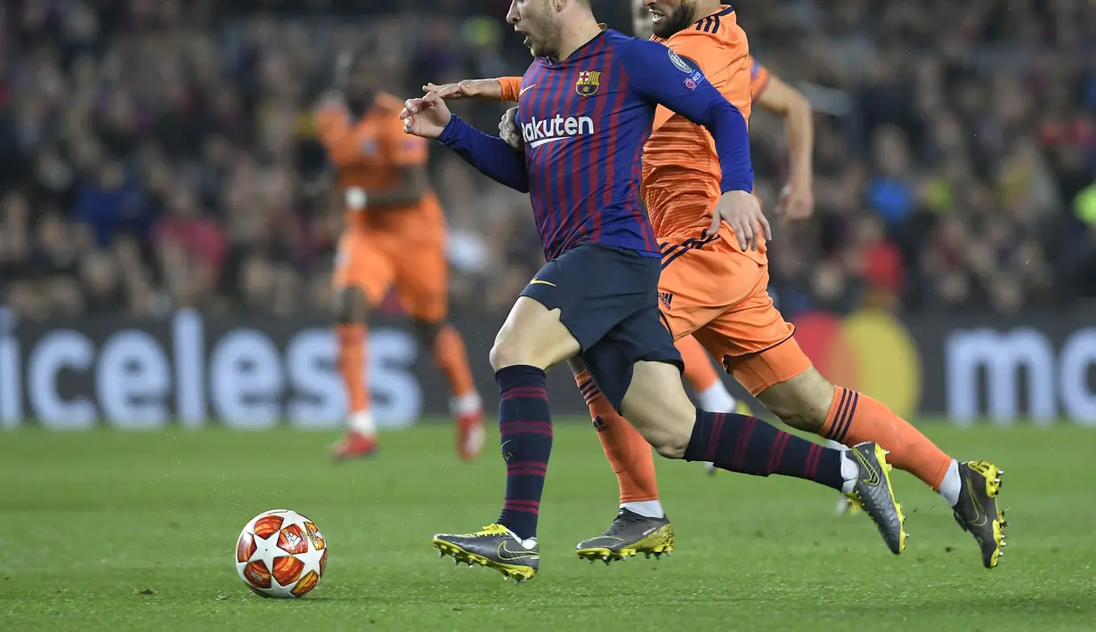 Duel Arthur dan Nabil Fekir pada leg kedua, babak 16 besar Liga Champions yang berlangsung di Stadion Camp Nou, Barcelona, Kamis (14/3). Barcelona menang 5-1 atas Lyon. (AFP/Josep Lago)