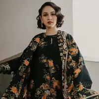 Gaya OOTD penyanyi 37 tahun tersebut saat mengenakan kain nusantara pun banjir pujian. Andien terlihat begitu menawan dengan kain nusantara yang digunakan. Seperti pada fotonya, ia tampak memakai kain asal Pekalongan yang dibuat dengan teknik canting cap dan tulis. (Liputan6.com/IG/@andienaisyah)