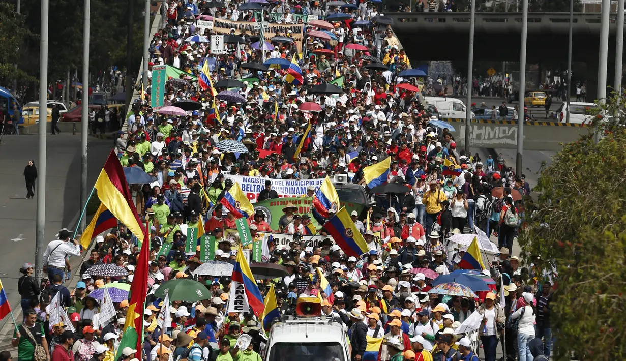 Ribuan guru melakukan aksi unjuk rasa di Bogota, Kolombia, Selasa (6/6). Pada aksinya, massa guru menuntut kenaikan gaji dan kondisi kerja yang lebih baik. (AP Photo / Fernando Vergara)