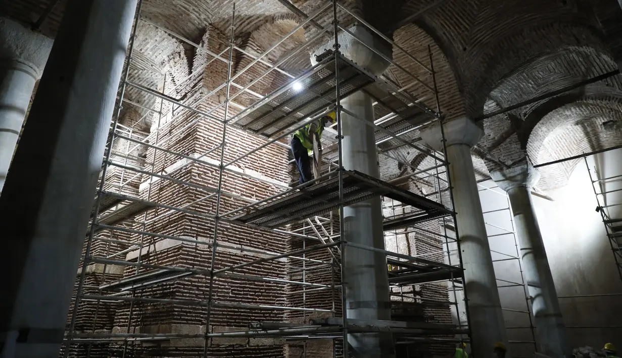 Anggota tim restorasi bekerja di "Sunken Palace" (istana bawah tanah) di Istanbul (27/8/2020). Setahun yang lalu, proses restorasi berskala besar, yang juga mencakup pekerjaan penguatan bangunan terhadap gempa bumi, dimulai di waduk tersebut, yang kini berfungsi sebagai museum. (Xinhua/Osman Orsal)